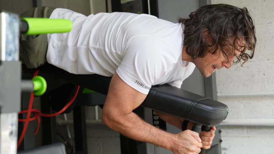 Ο Χένρι Καβίλ κάνει γuμvαστική με νάρθηκα μετά τον τραυματισμό του