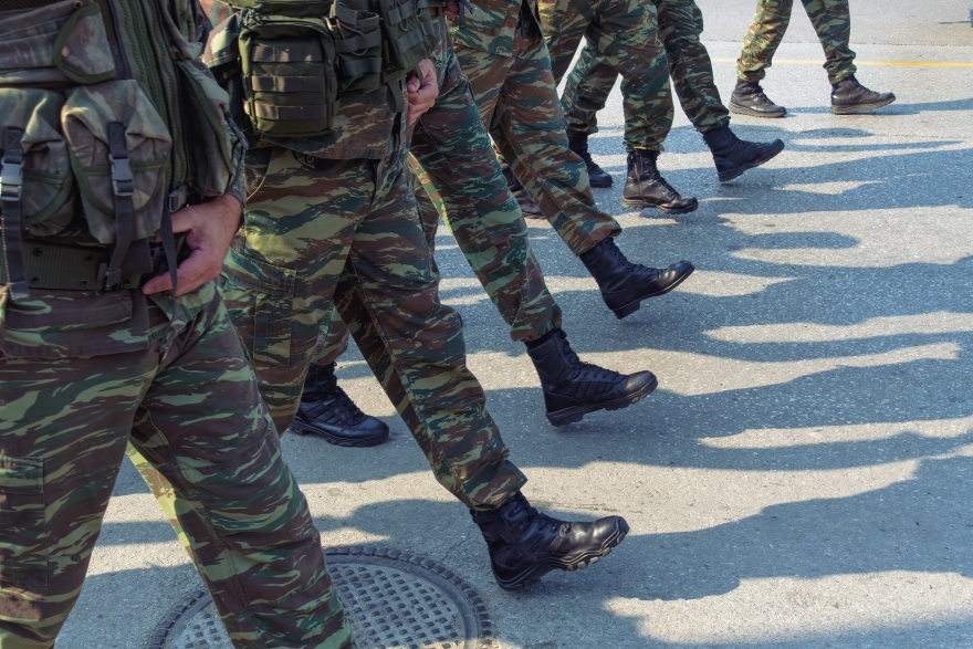 Οι αλλαγές στο στράτευμα: Κίνητρα και παροχές για θητεία, εφεδρεία και καριέρα - Οικιστικό πρόγραμμα, μισθολόγιο και εθελοντική στράτευση γυναικών