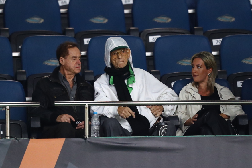 Δεν τον πτόησε ούτε η βροχή - Στο ΟΑΚΑ για το παιχνίδι του Παναθηναϊκού ο Αντωνιάδης - Φωτογραφία 