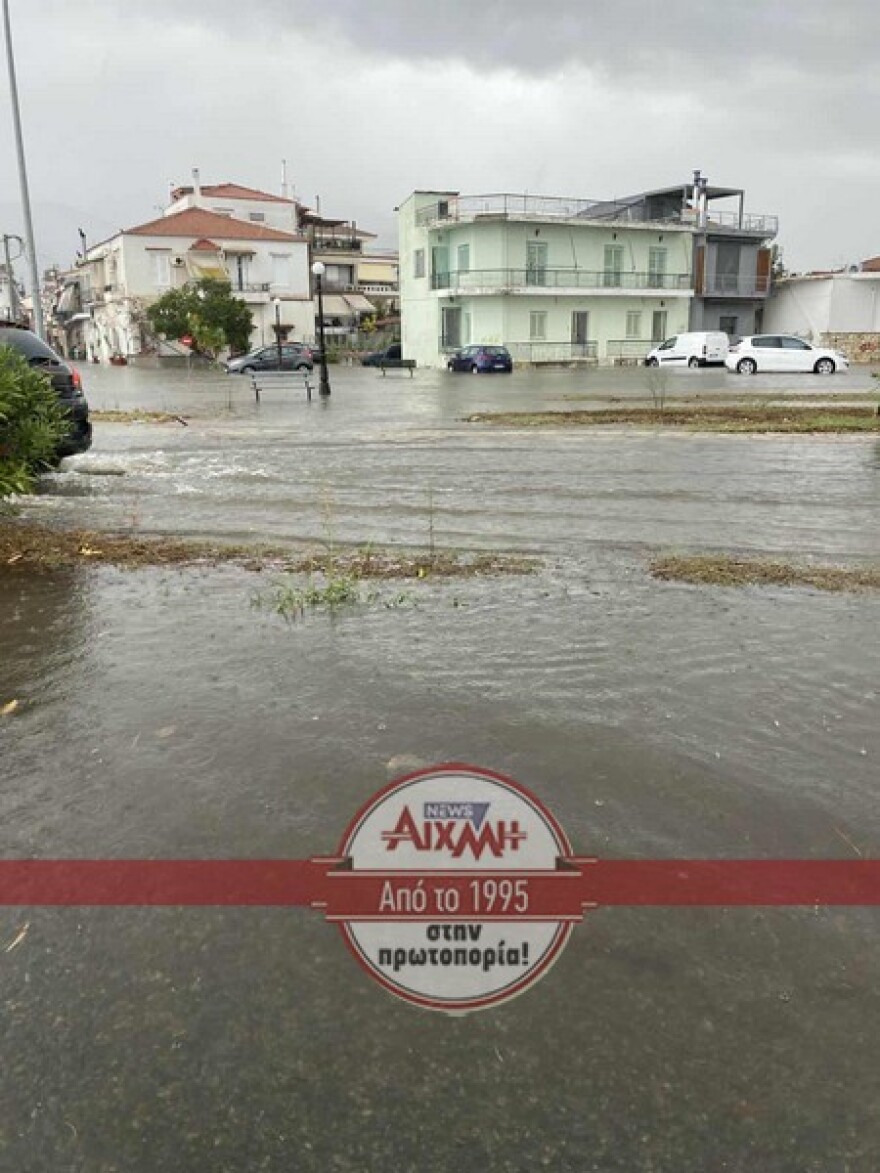 Αιτωλοακαρνανία: Πλημμύρισαν δρόμοι στην Κατοχή - Ακαθάριστα φρεάτια καταγγέλλουν οι κάτοικοι