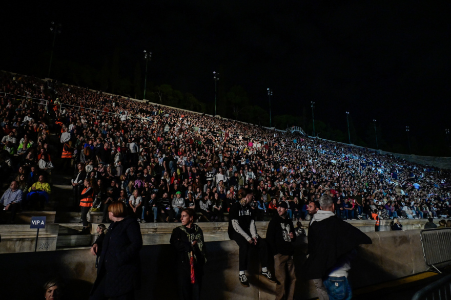 «Φωτιά» στο Καλλιμάρμαρο έβαλε ο Ρόμπι Γουίλιαμς - Δείτε βίντεο και φωτογραφίες
