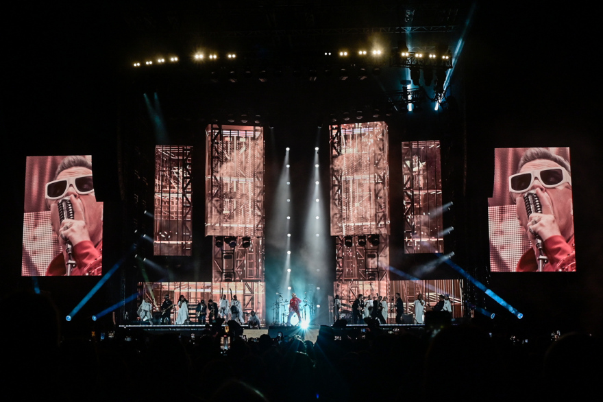 «Φωτιά» στο Καλλιμάρμαρο έβαλε ο Ρόμπι Γουίλιαμς - Δείτε βίντεο και φωτογραφίες
