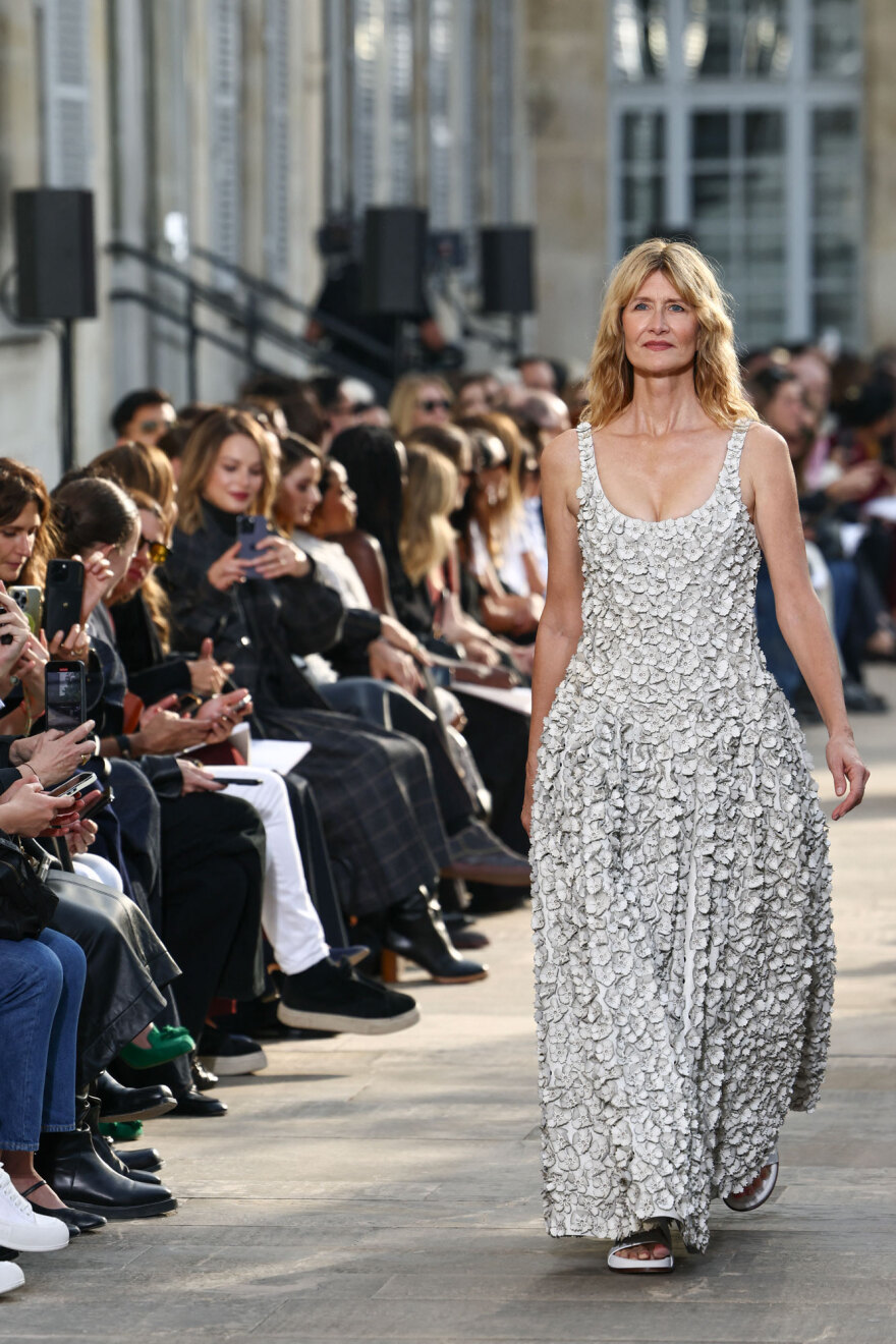 H Λόρα Ντερν άνοιξε την επίδειξη της Γκαμπριέλα Χερστ στην Εβδομάδα Μόδας στο Παρίσι
