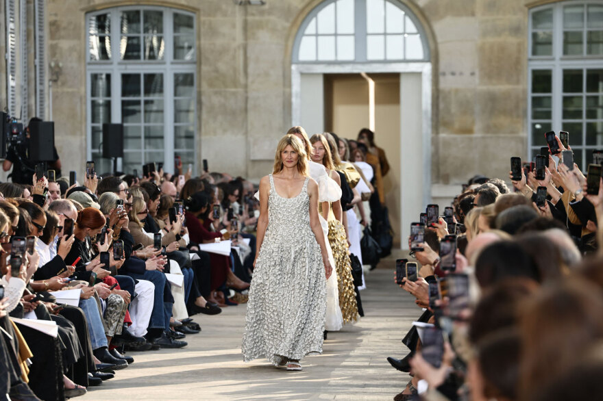 H Λόρα Ντερν άνοιξε την επίδειξη της Γκαμπριέλα Χερστ στην Εβδομάδα Μόδας στο Παρίσι
