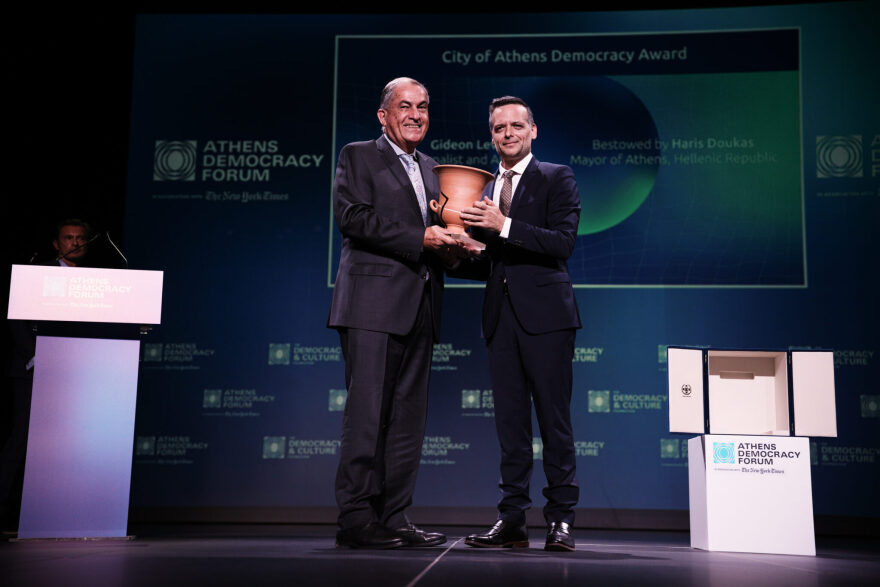 Ο Δήμος Αθηναίων απένειμε στον Ισραηλινό δημοσιογράφο Γκίντεον Λέβι το Βραβείο Δημοκρατίας