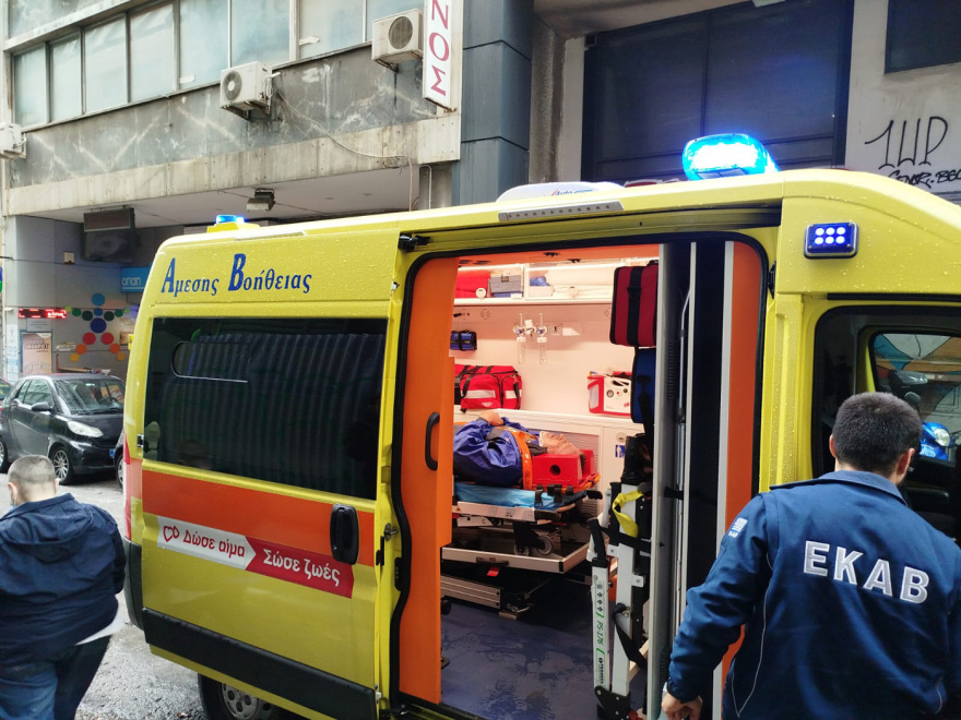 Ατύχημα προκάλεσε η νεροποντή στην Αθήνα – Δέντρο ξεριζώθηκε και τραυμάτισε περαστικό, βίντεο και φωτογραφίες