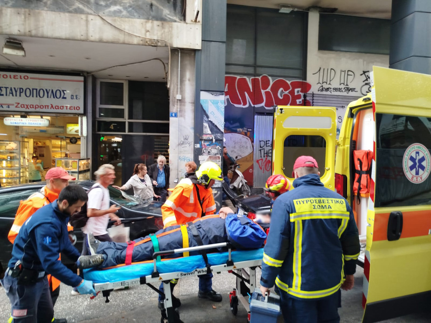 Ατύχημα προκάλεσε η νεροποντή στην Αθήνα – Δέντρο ξεριζώθηκε και τραυμάτισε περαστικό, βίντεο και φωτογραφίες