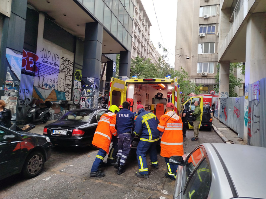 Ατύχημα προκάλεσε η νεροποντή στην Αθήνα – Δέντρο ξεριζώθηκε και τραυμάτισε περαστικό, βίντεο και φωτογραφίες