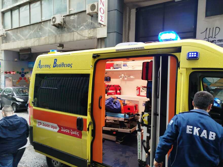 Ατύχημα προκάλεσε η νεροποντή στην Αθήνα – Δέντρο ξεριζώθηκε και τραυμάτισε περαστικό, βίντεο και φωτογραφίες