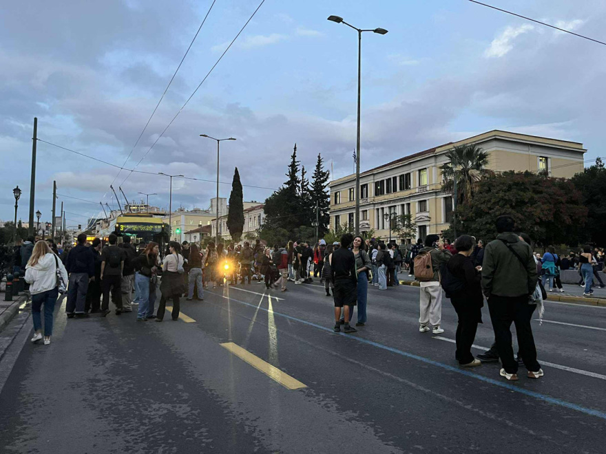 Διπλό «έμφραγμα» γύρω από το Καλλιμάρμαρο και στην Κηφισίας λόγω Ρόμπι Γουίλιαμς και πορείας για τη Γάζα - Δείτε live την κίνηση