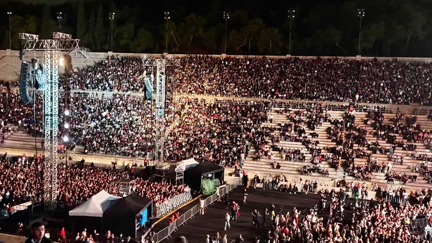 Γέμισε κόσμο από νωρίς το Καλλιμάρμαρο για τη συναυλία του Ρόμπι Γουίλιαμς - Με καρό ζιπ κιλότ και παντόφλες στο στάδιο ο τραγουδιστής, δείτε βίντεο