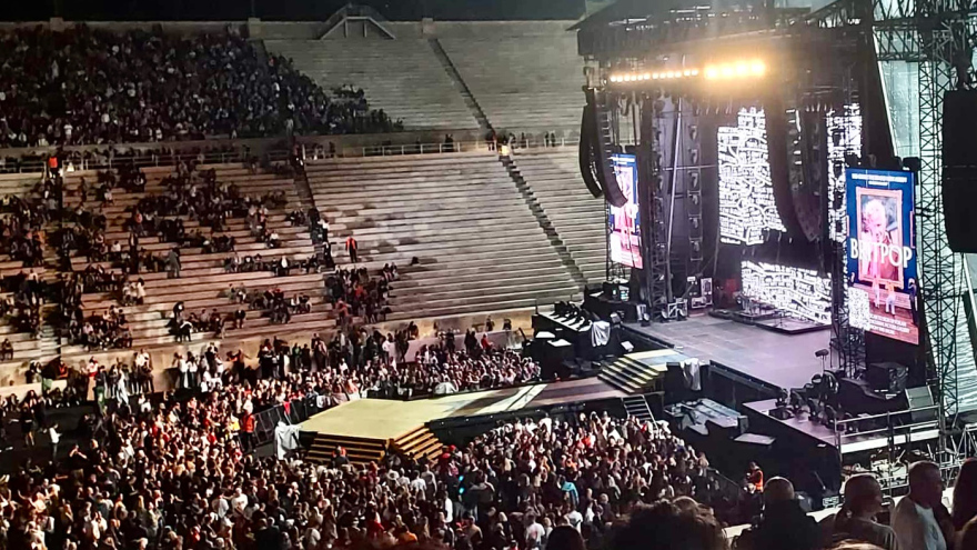 Γέμισε κόσμο από νωρίς το Καλλιμάρμαρο για τη συναυλία του Ρόμπι Γουίλιαμς - Με καρό ζιπ κιλότ και παντόφλες στο στάδιο ο τραγουδιστής, δείτε βίντεο