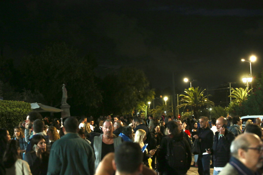 Γέμισε κόσμο το Καλλιμάρμαρο για τη συναυλία του Ρόμπι Γουίλιαμς - Με καρό ζιπ κιλοτ και παντόφλες στο στάδιο ο τραγουδιστής, δείτε βίντεο