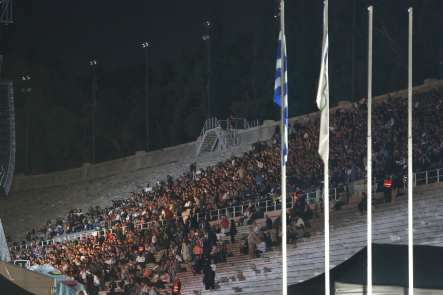 Γέμισε κόσμο από νωρίς το Καλλιμάρμαρο για τη συναυλία του Ρόμπι Γουίλιαμς - Με καρό ζιπ κιλότ και παντόφλες στο στάδιο ο τραγουδιστής, δείτε βίντεο