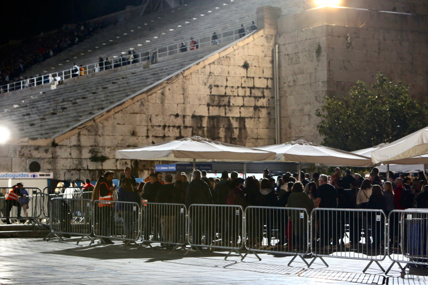 Γέμισε κόσμο από νωρίς το Καλλιμάρμαρο για τη συναυλία του Ρόμπι Γουίλιαμς - Με καρό ζιπ κιλότ και παντόφλες στο στάδιο ο τραγουδιστής, δείτε βίντεο