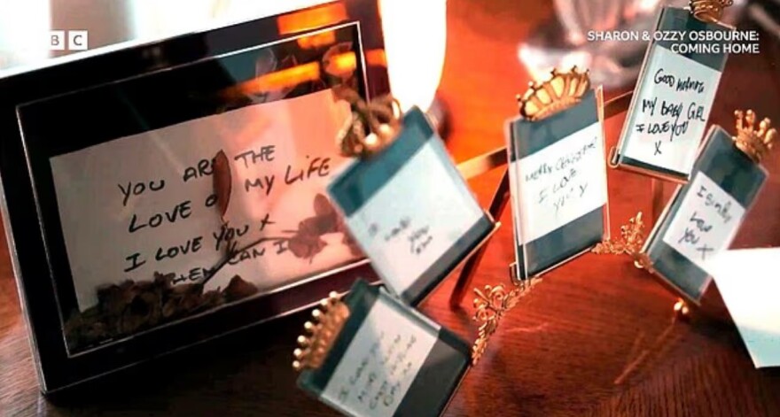 «Θα είμαι πάντα εδώ για σένα» – Η Σάρον Όσμπορν αποκαλύπτει τα σημειώματα που της άφησε ο Όζι πριν τον θάνατό του