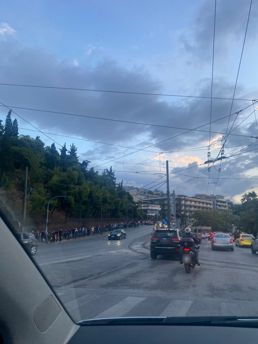 Γέμισε κόσμο από νωρίς το Καλλιμάρμαρο για τη συναυλία του Ρόμπι Γουίλιαμς - Με καρό ζιπ κιλότ και παντόφλες στο στάδιο ο τραγουδιστής, δείτε βίντεο