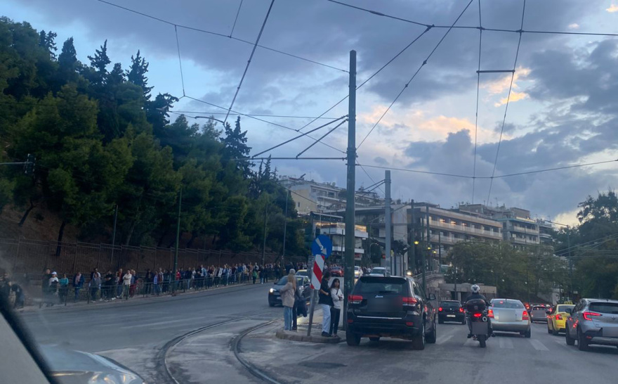 Γέμισε κόσμο από νωρίς το Καλλιμάρμαρο για τη συναυλία του Ρόμπι Γουίλιαμς - Με καρό ζιπ κιλότ και παντόφλες στο στάδιο ο τραγουδιστής, δείτε βίντεο