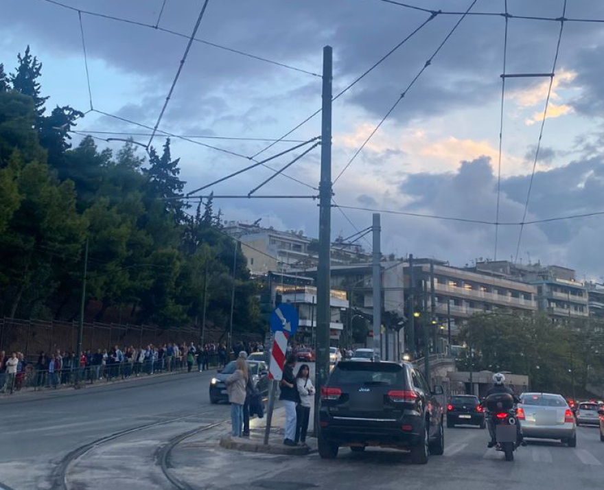 Γέμισε κόσμο από νωρίς το Καλλιμάρμαρο για τη συναυλία του Ρόμπι Γουίλιαμς - Με καρό ζιπ κιλότ και παντόφλες στο στάδιο ο τραγουδιστής, δείτε βίντεο