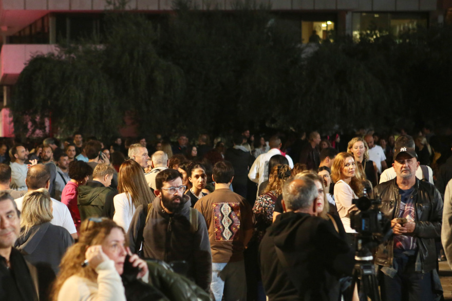 Γέμισε κόσμο το Καλλιμάρμαρο για τη συναυλία του Ρόμπι Γουίλιαμς - Με καρό ζιπ κιλοτ και παντόφλες στο στάδιο ο τραγουδιστής, δείτε βίντεο