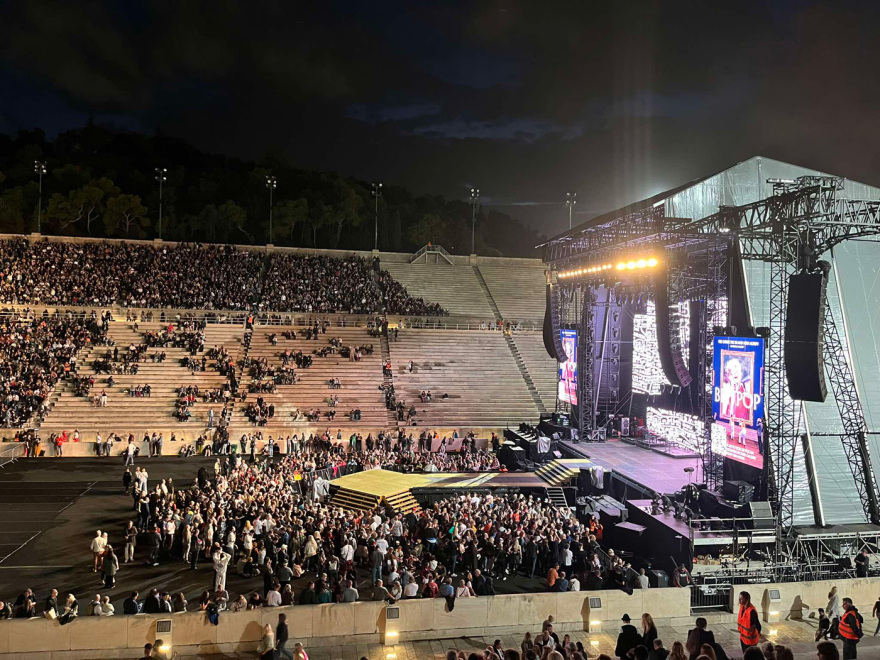 Γέμισε κόσμο το Καλλιμάρμαρο για τη συναυλία του Ρόμπι Γουίλιαμς - Με καρό ζιπ κιλοτ και παντόφλες στο στάδιο ο τραγουδιστής, δείτε βίντεο