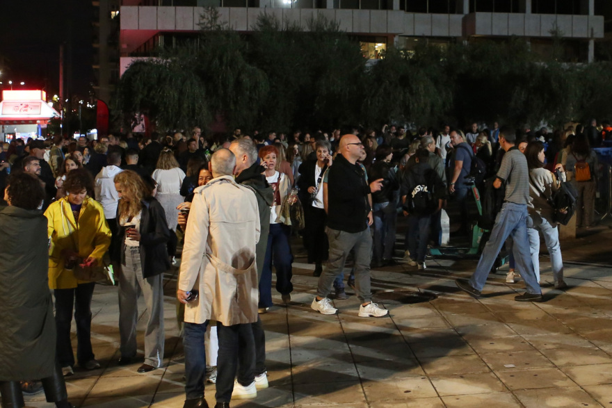 Γέμισε κόσμο από νωρίς το Καλλιμάρμαρο για τη συναυλία του Ρόμπι Γουίλιαμς - Με καρό ζιπ κιλότ και παντόφλες στο στάδιο ο τραγουδιστής, δείτε βίντεο