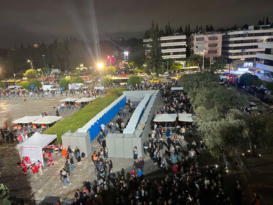 Γέμισε κόσμο το Καλλιμάρμαρο για τη συναυλία του Ρόμπι Γουίλιαμς - Με καρό ζιπ κιλοτ και παντόφλες στο στάδιο ο τραγουδιστής, δείτε βίντεο