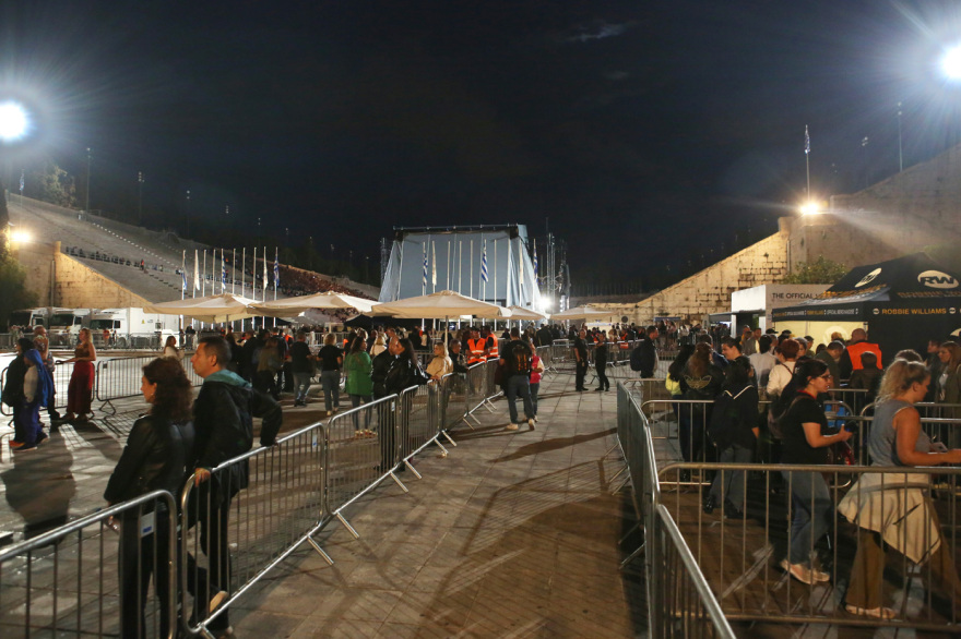 Γέμισε κόσμο το Καλλιμάρμαρο για τη συναυλία του Ρόμπι Γουίλιαμς - Με καρό ζιπ κιλοτ και παντόφλες στο στάδιο ο τραγουδιστής, δείτε βίντεο