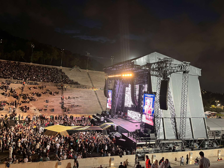 Γέμισε κόσμο το Καλλιμάρμαρο για τη συναυλία του Ρόμπι Γουίλιαμς - Με καρό ζιπ κιλοτ και παντόφλες στο στάδιο ο τραγουδιστής, δείτε βίντεο