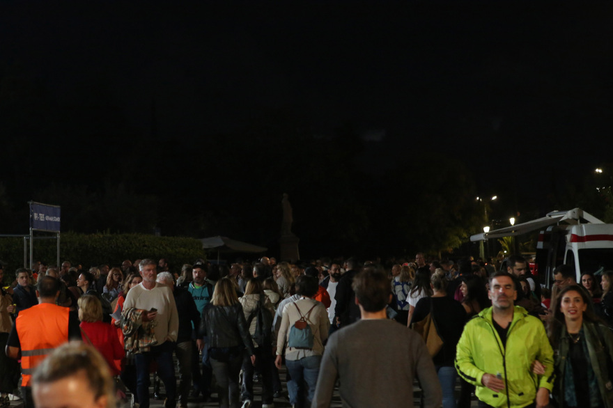 Γέμισε κόσμο από νωρίς το Καλλιμάρμαρο για τη συναυλία του Ρόμπι Γουίλιαμς - Με καρό ζιπ κιλότ και παντόφλες στο στάδιο ο τραγουδιστής, δείτε βίντεο