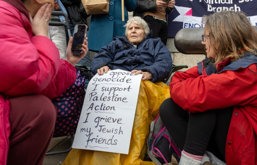 Επεισόδια στο Λονδίνο σε διαδήλωση κατά της απαγόρευσης της Palestine Action - Δεκάδες συλλήψεις
