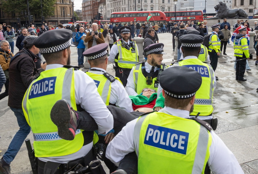 Επεισόδια στο Λονδίνο σε διαδήλωση κατά της απαγόρευσης της Palestine Action - Δεκάδες συλλήψεις
