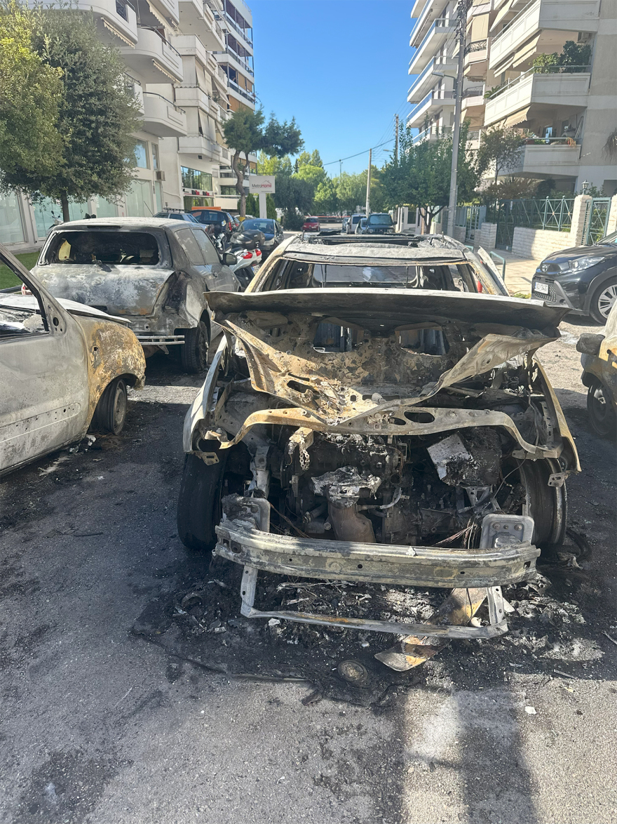Φωτιά σε τέσσερα ΙΧ στον Άλιμο – Καταστράφηκαν ολοσχερώς τρία οχήματα, σοβαρές ζημιές στο τέταρτο
