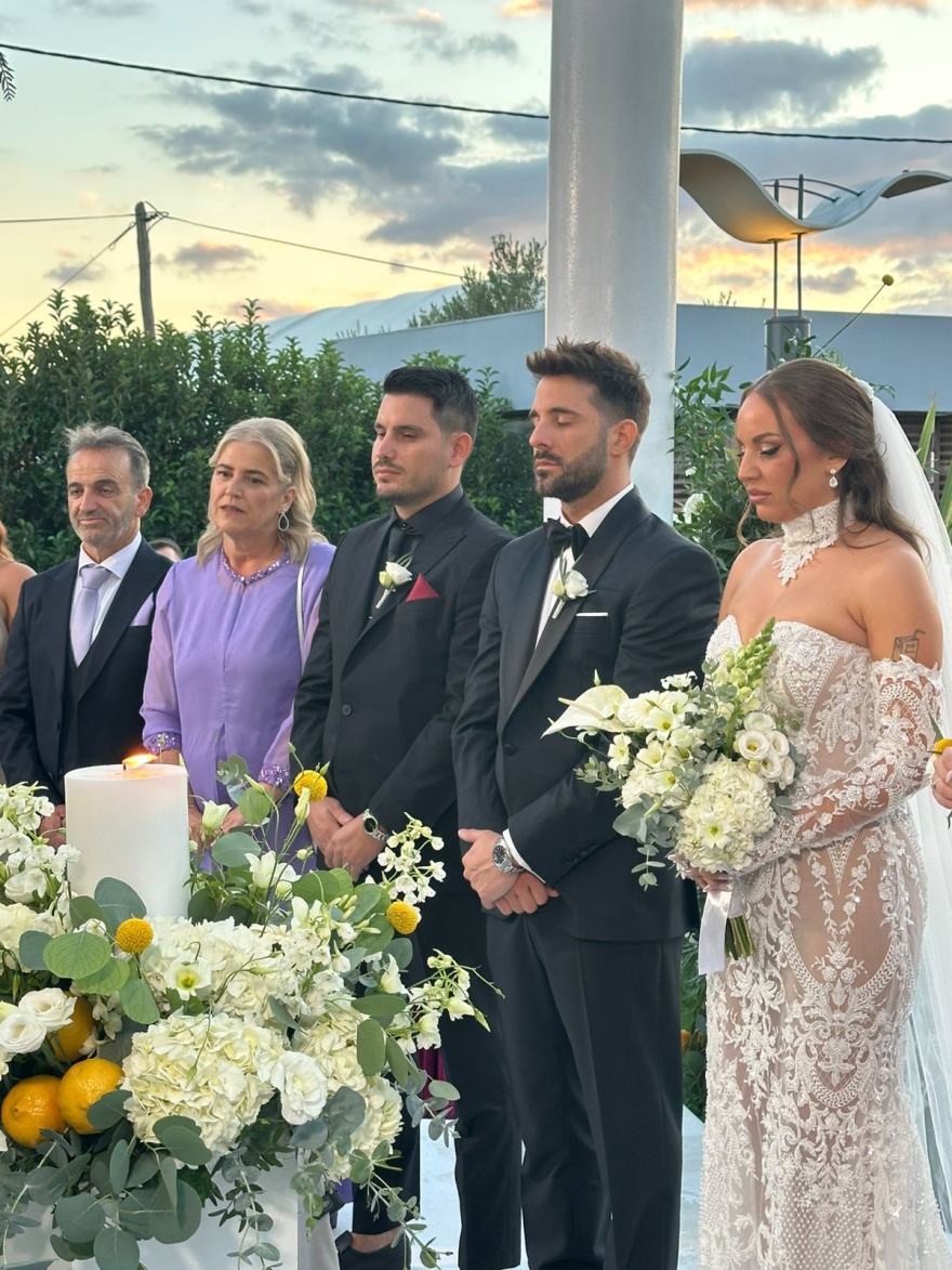 Αυτή την ώρα ο γάμος του Γιώργου Λιβάνη και της Ανδρομάχης - Θα βαφτίσουν και τον γιο τους, δείτε βίντεο και φωτογραφίες