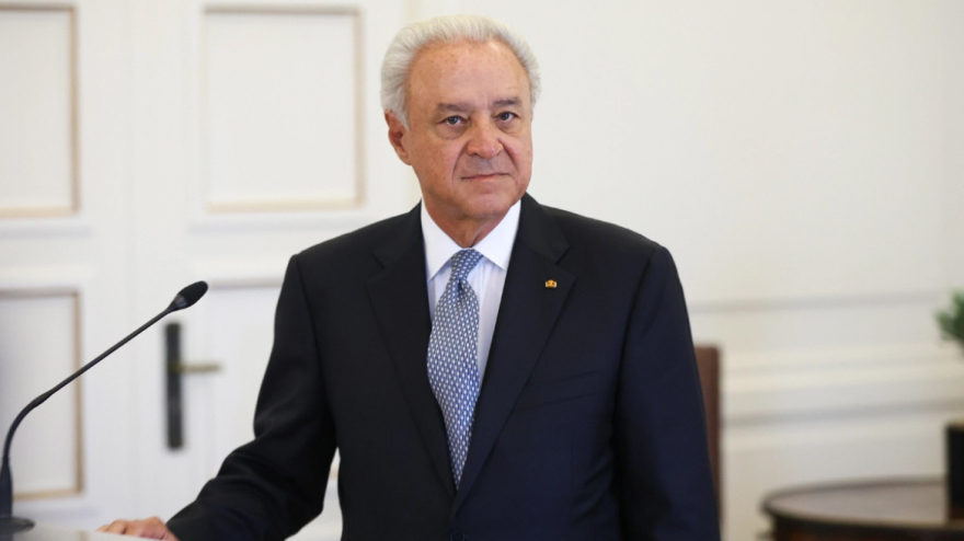 Από τις κουμπαριές με τον Ερντογάν στα Μνημόνια: Το νέο βιβλίο του πρέσβη Κασκαρέλη που τα έζησε όλα