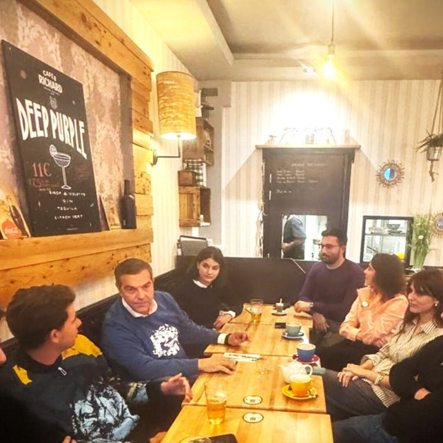 Tsipras for beer with Greek students in the Sorbonne - I solved a lot of questions and got a lot of chatting, he says