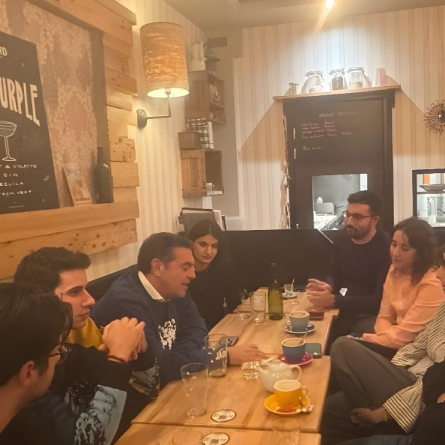 Tsipras for beer with Greek students in the Sorbonne - I solved a lot of questions and got a lot of chatting, he says