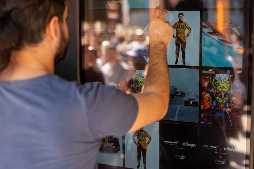 Πανηγυρίζουν οι φίλοι της McLaren F1 Team σε όλο τον πλανήτη 