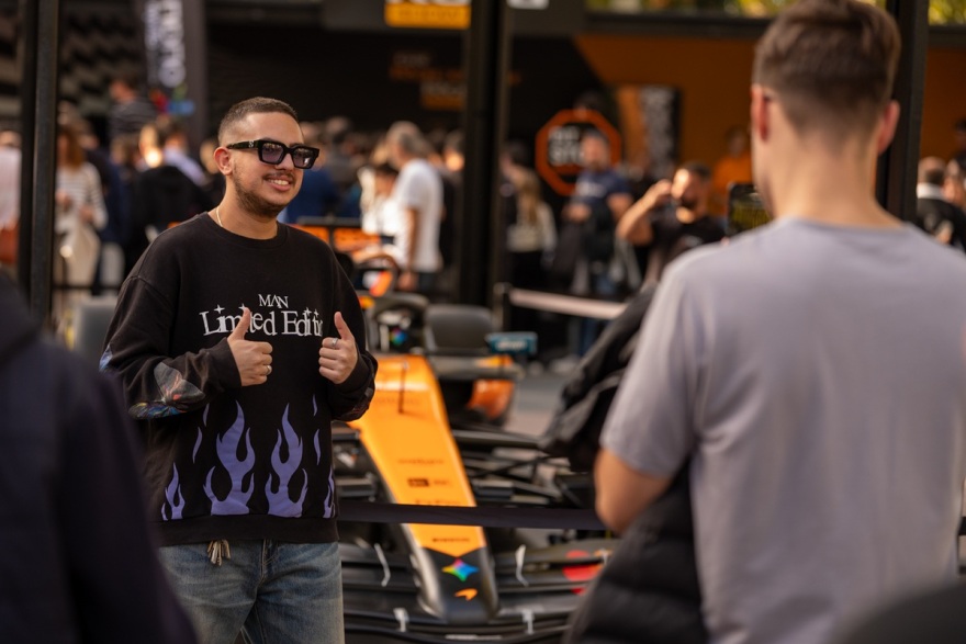 Πανηγυρίζουν οι φίλοι της McLaren F1 Team σε όλο τον πλανήτη 