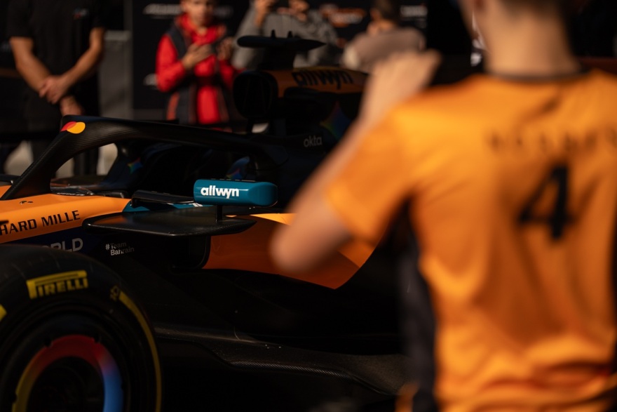 Πανηγυρίζουν οι φίλοι της McLaren F1 Team σε όλο τον πλανήτη 