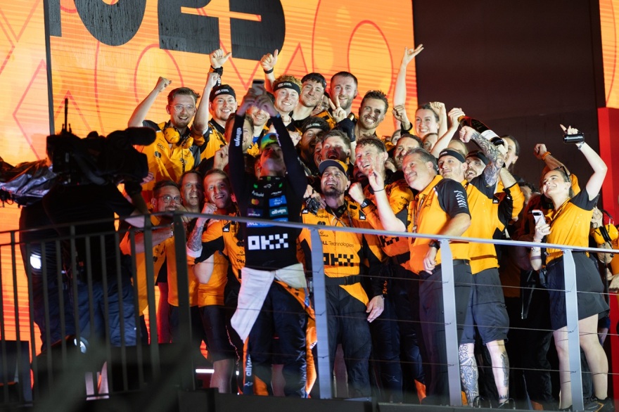 Πανηγυρίζουν οι φίλοι της McLaren F1 Team σε όλο τον πλανήτη 