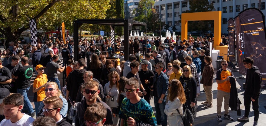 Πανηγυρίζουν οι φίλοι της McLaren F1 Team σε όλο τον πλανήτη 