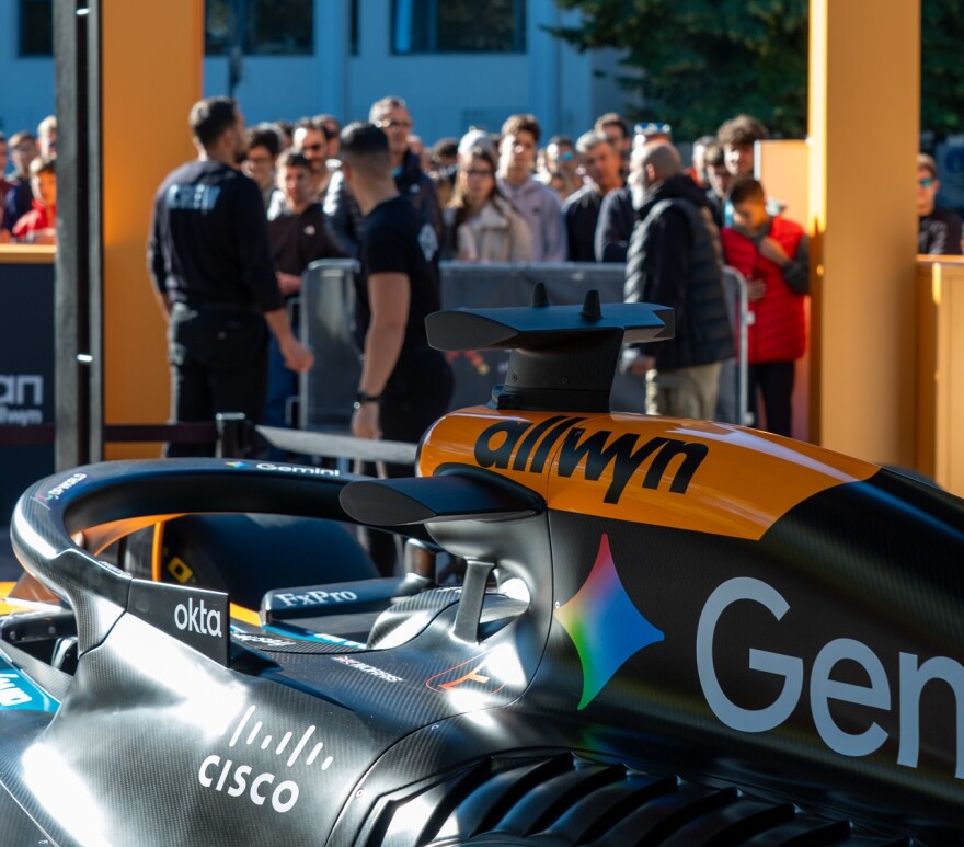 Πανηγυρίζουν οι φίλοι της McLaren F1 Team σε όλο τον πλανήτη 