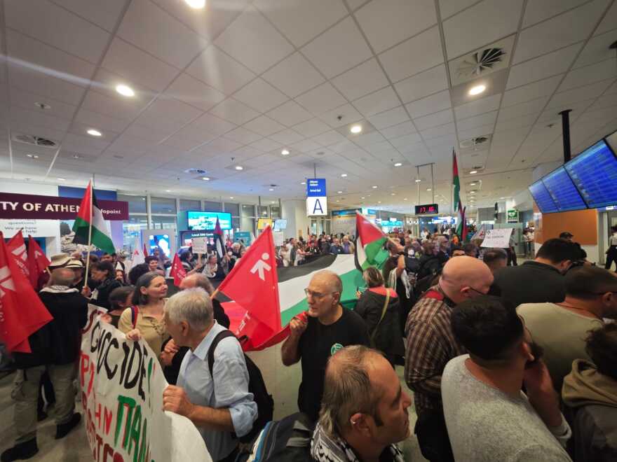 Στην Αθήνα έφτασαν οι 27 Έλληνες ακτιβιστές για τη Γάζα – Μαζί τους και η Γκρέτα Τούνμπεργκ, δείτε φωτογραφίες