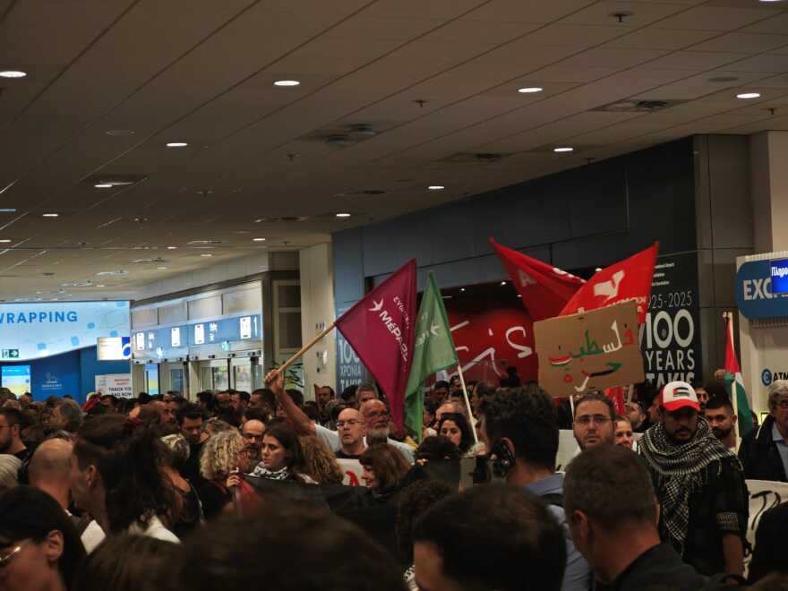 Στην Αθήνα έφτασαν οι 27 Έλληνες ακτιβιστές για τη Γάζα – Μαζί τους και η Γκρέτα Τούνμπεργκ, δείτε φωτογραφίες
