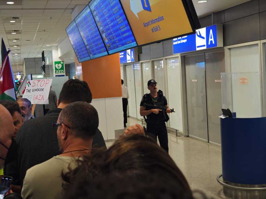 Στην Αθήνα έφτασαν οι 27 Έλληνες ακτιβιστές για τη Γάζα – Μαζί τους και η Γκρέτα Τούνμπεργκ, δείτε φωτογραφίες