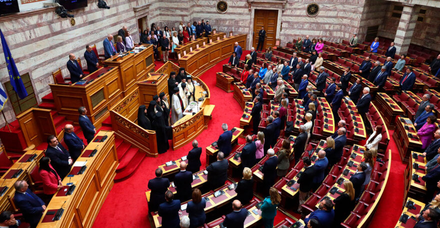 Φωτογραφίες από τον αγιασμό της Βουλής από τον Αρχιεπίσκοπο Ιερώνυμο - «Δύναμη, υπομονή και εργατικότητα» είπε προς όλους