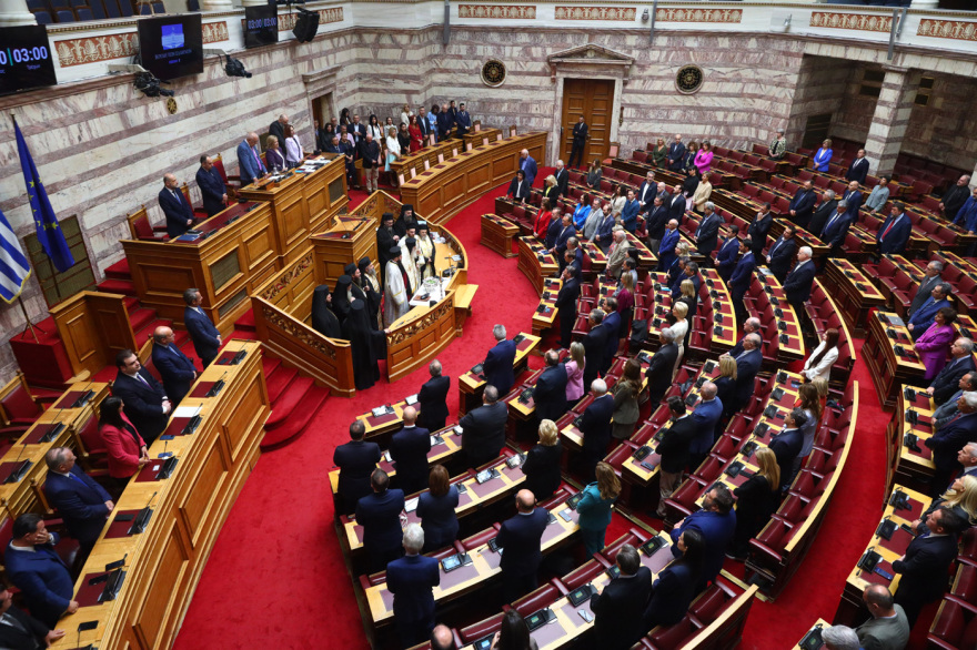 Φωτογραφίες από τον αγιασμό της Βουλής από τον Αρχιεπίσκοπο Ιερώνυμο - «Δύναμη, υπομονή και εργατικότητα» είπε προς όλους