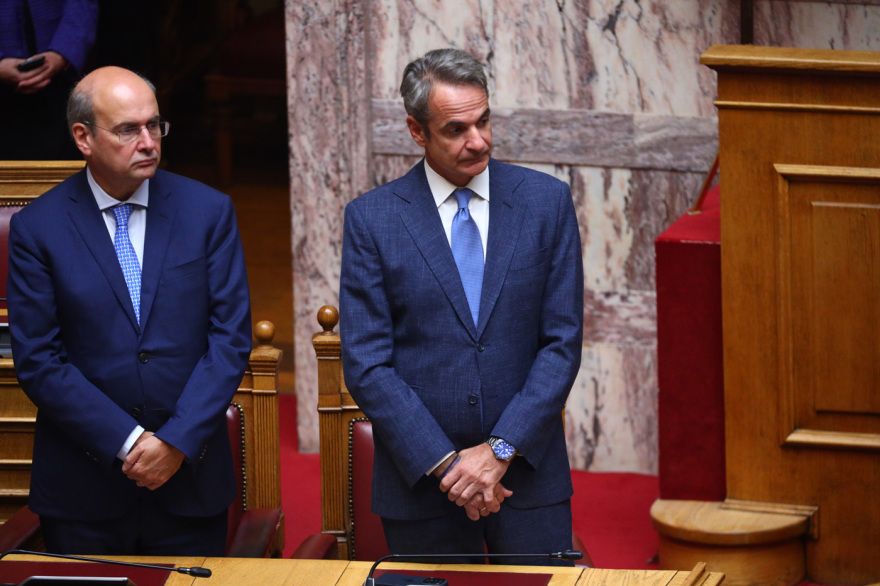 Αγιασμός της Βουλής από τον Αρχιεπίσκοπο Ιερώνυμο με πηγαδάκια και τετ α τετ βουλευτών μετά την παραίτηση Τσίπρα