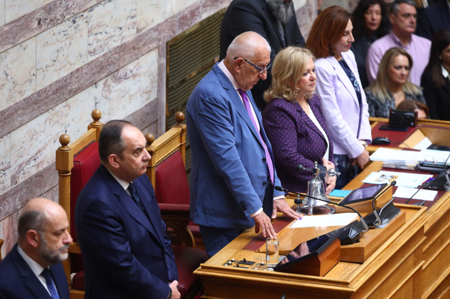 Αγιασμός της Βουλής από τον Αρχιεπίσκοπο Ιερώνυμο με πηγαδάκια και τετ α τετ βουλευτών μετά την παραίτηση Τσίπρα